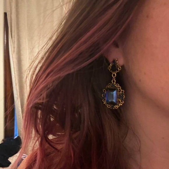 SAPPHIRE BLUE SIMULATED GEMSTONE ANTIQUE GOLD TONE DANGLE DROP EARRINGS - Picture 8 of 8